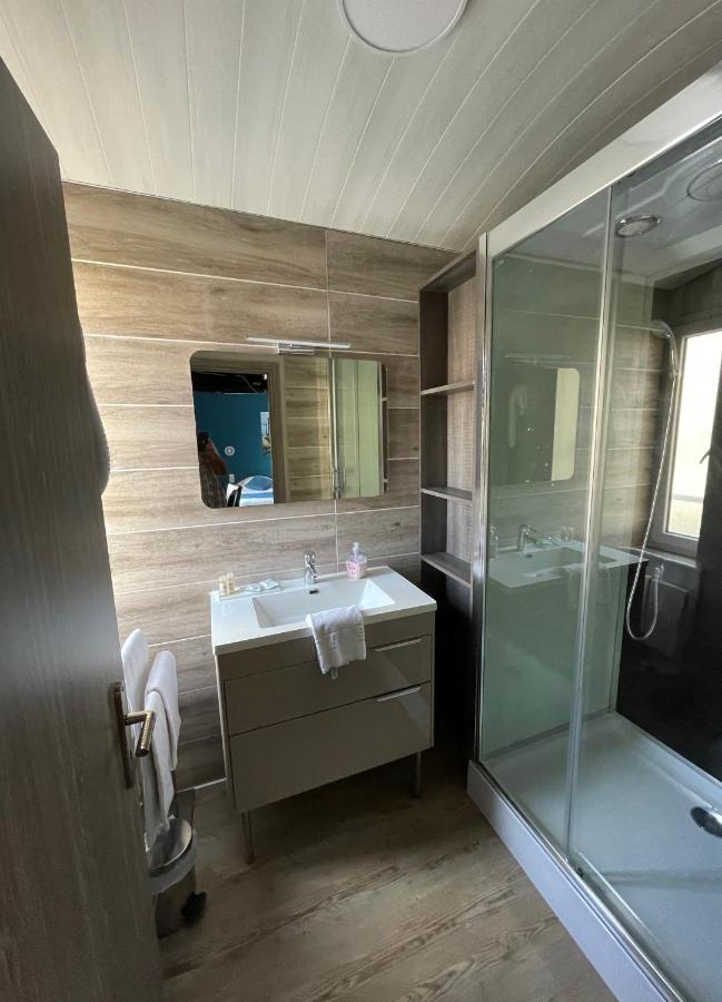 Hotel De La 3*