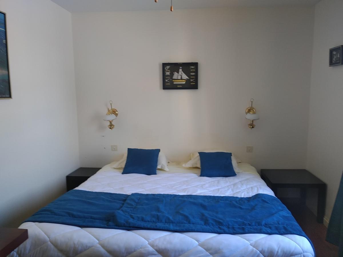 Hotel De La 3*